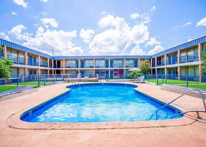 Castle Inn & Suites By Oyo Lawton